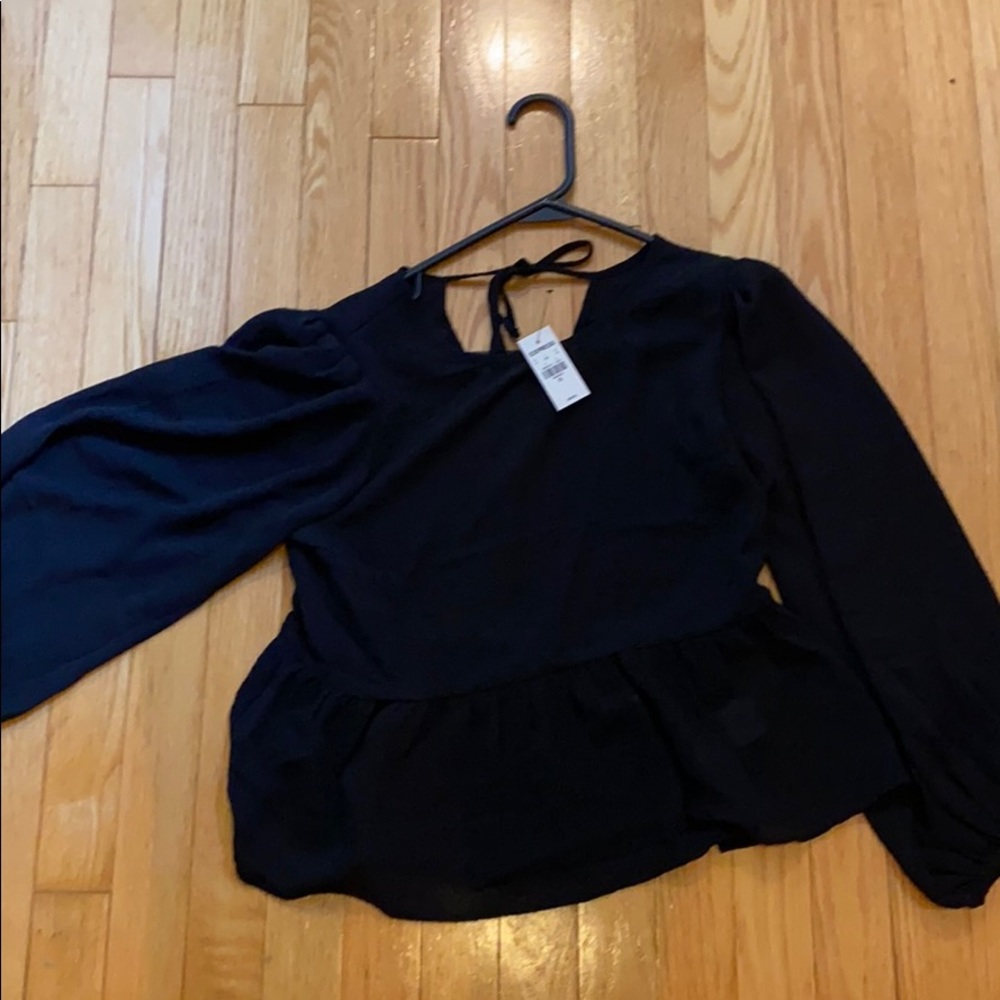 Express puffer sleeve black top
